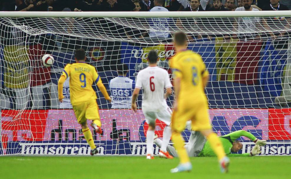 Il gol di Raul Rusescu per l&#39;1-0 della Romania (Reuters)